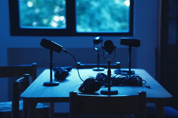 Des micros sur une table dans un studio tamisé